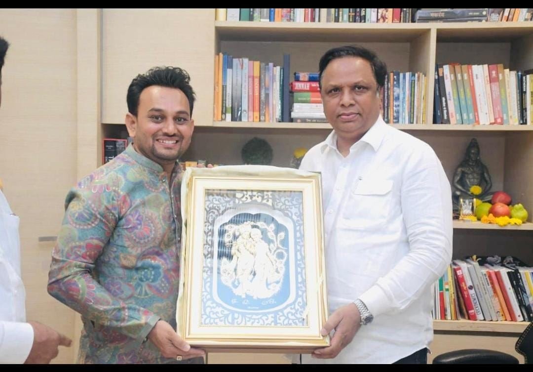 नेता को स्मृति चिन्ह भेंट करते हुए